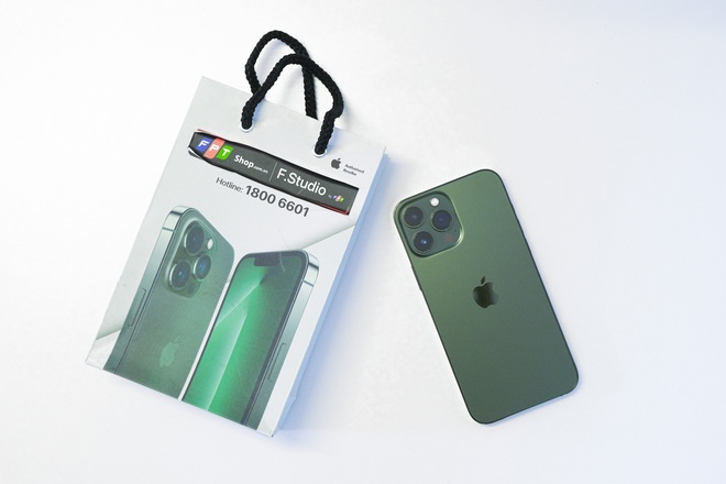 Trên tay iPhone 13 và iPhone 13 Pro Max màu xanh lá vừa bán ra tại Việt Nam: Đẹp thế này thì lại thành hot trend 2022 rồi! - Ảnh 15.