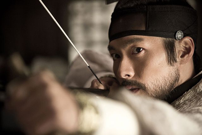 Không nhận ra Hyun Bin với gương mặt râu ria xồm xoàm, tạo hình cổ trang vẫn đẹp và đầy khí chất quân vương - Ảnh 6.