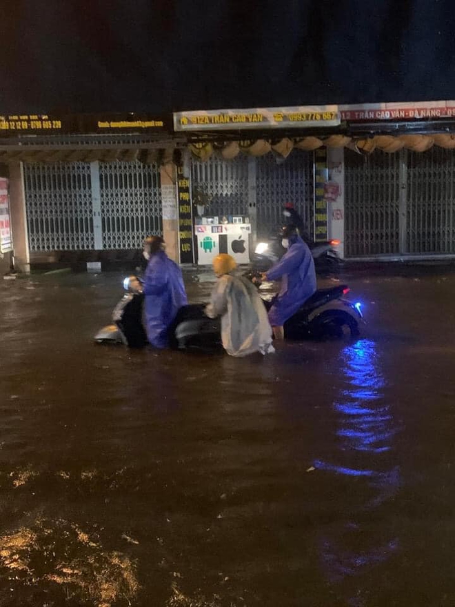 Mưa trắng trời, đường phố Đà Nẵng biến thành sông, nhiều phương tiện chết máy trong đêm - Ảnh 9.