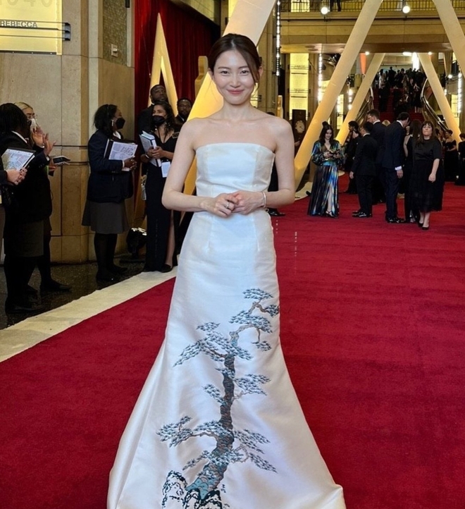 Netizen săn lùng profile mỹ nhân Hàn ở phim thắng giải Oscar 2022: Visual nàng thơ, diễn xuất siêu đỉnh - Ảnh 2.