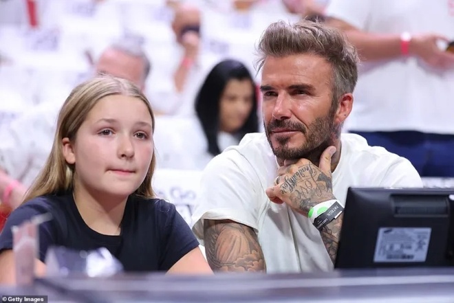 David Beckham gây náo loạn sân bóng NBA với visual sáng bừng, ai dè bị màn hò hét của ái nữ Harper giật spotlight - Ảnh 3.