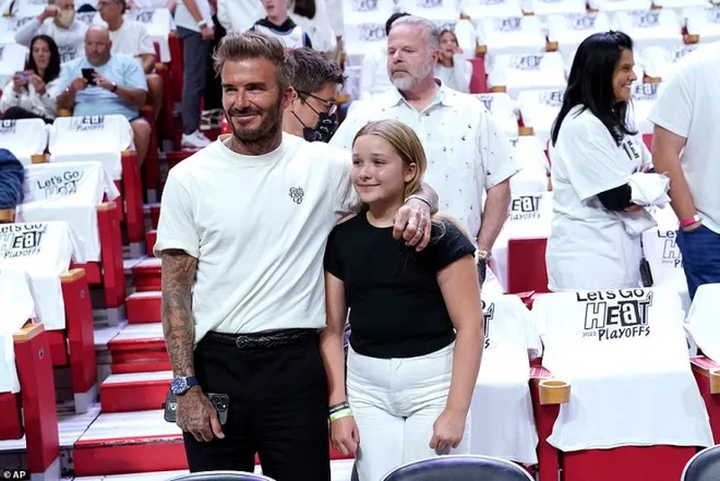 David Beckham gây náo loạn sân bóng NBA với visual sáng bừng, ai dè bị màn hò hét của ái nữ Harper giật spotlight - Ảnh 6.
