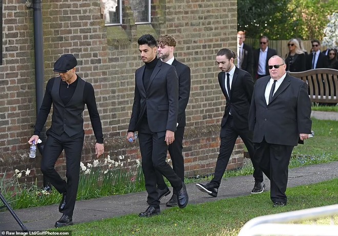 Tang lễ nam ca sĩ đình đám qua đời vì ung thư: The Wanted khiêng quan tài tiễn đưa, thành viên đối thủ One Direction bỗng có mặt giữa cả trăm fan - Ảnh 9.