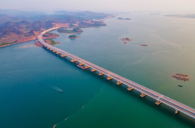 Ảnh: Cận cảnh cây cầu vượt biển dài nhất Quảng Ninh đang hối hả hoàn thiện những hạng mục cuối cùng - Ảnh 1.