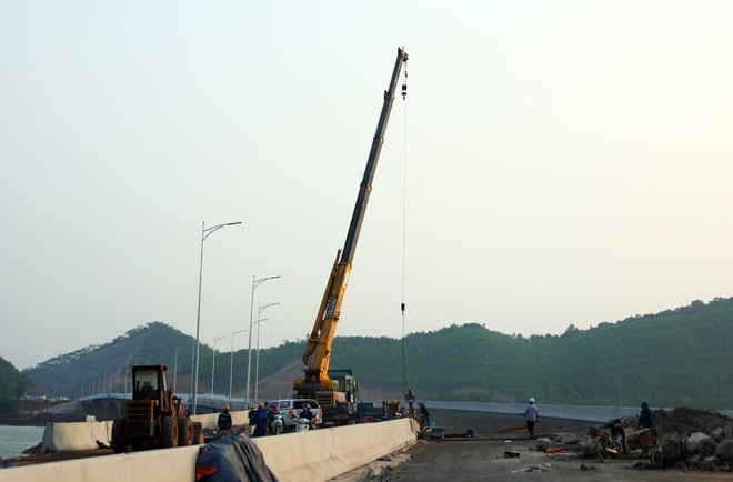 Ảnh: Cận cảnh cây cầu vượt biển dài nhất Quảng Ninh đang hối hả hoàn thiện những hạng mục cuối cùng - Ảnh 10.