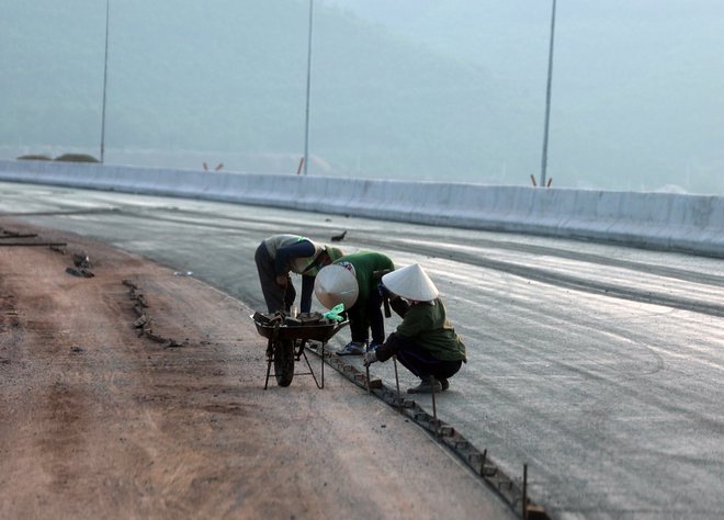 Ảnh: Cận cảnh cây cầu vượt biển dài nhất Quảng Ninh đang hối hả hoàn thiện những hạng mục cuối cùng - Ảnh 4.