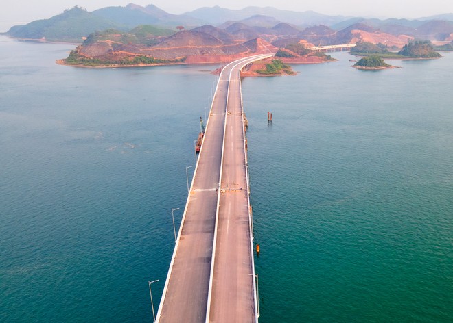 Ảnh: Cận cảnh cây cầu vượt biển dài nhất Quảng Ninh đang hối hả hoàn thiện những hạng mục cuối cùng - Ảnh 5.