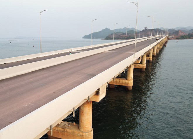 Ảnh: Cận cảnh cây cầu vượt biển dài nhất Quảng Ninh đang hối hả hoàn thiện những hạng mục cuối cùng - Ảnh 7.