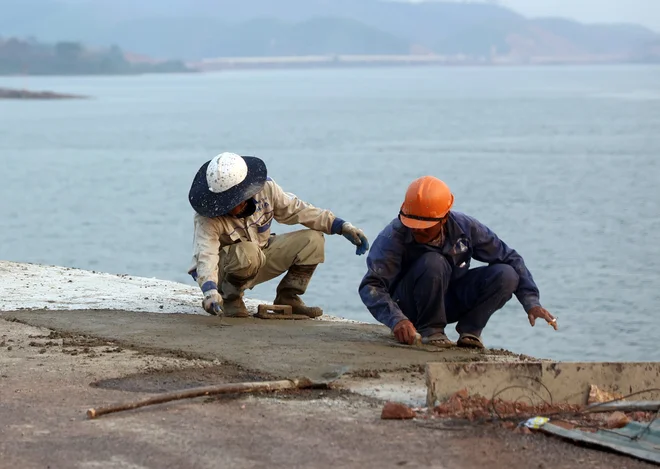 Ảnh: Cận cảnh cây cầu vượt biển dài nhất Quảng Ninh đang hối hả hoàn thiện những hạng mục cuối cùng - Ảnh 9.