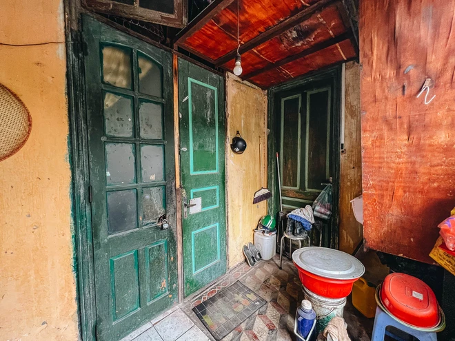 Bên trong những căn biệt thự cũ ở Hà Nội: Có đến 5, 7 hộ gia đình sinh sống chung; tưởng ở đất vàng không ngờ ẩm thấp, chật chội - Ảnh 5.