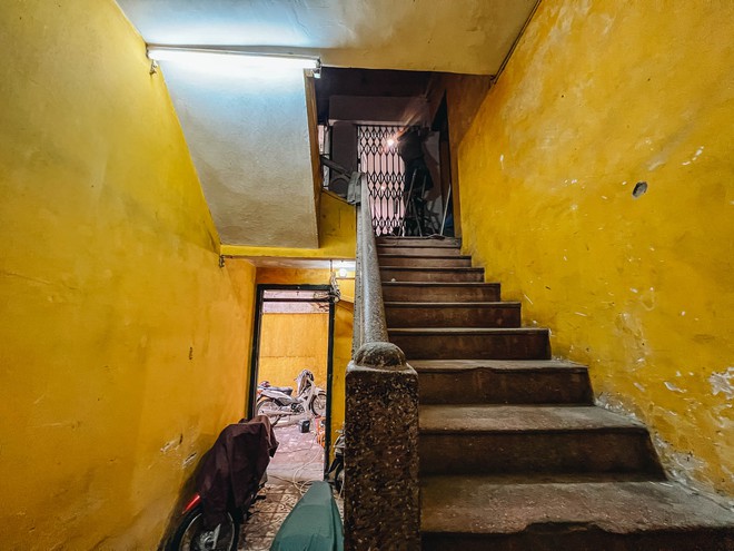 Bên trong những căn biệt thự cũ ở Hà Nội: Có đến 5, 7 hộ gia đình sinh sống chung; tưởng ở đất vàng không ngờ ẩm thấp, chật chội - Ảnh 9.