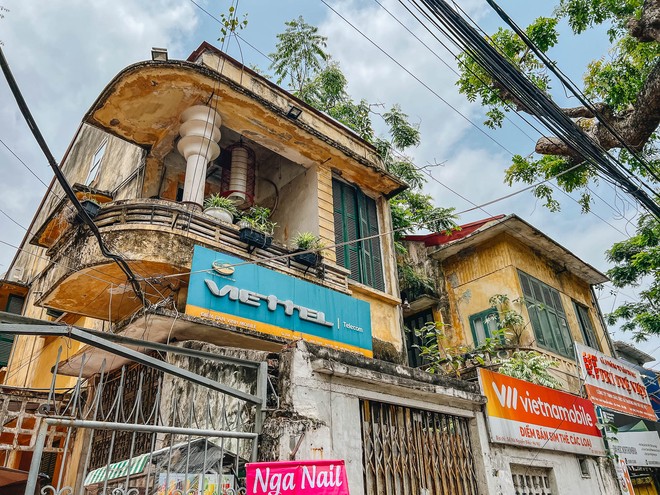 Bên trong những căn biệt thự cũ ở Hà Nội: Có đến 5, 7 hộ gia đình sinh sống chung; tưởng ở đất vàng không ngờ ẩm thấp, chật chội - Ảnh 11.
