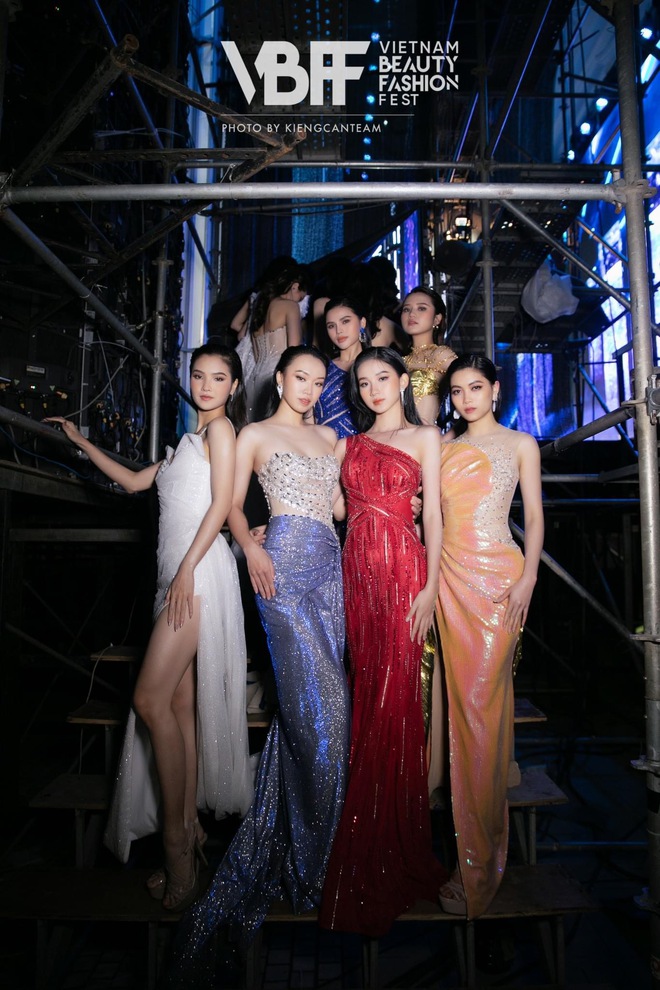 1 ngày trước Chung khảo Miss World Vietnam 2022, 64 thí sinh mặc áo mưa tập duyệt, ai sẽ có cơ hội bước tiếp? - Ảnh 8.