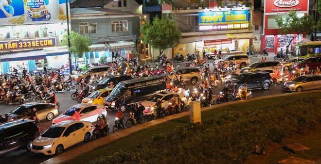 Chưa tới lễ 30/4 nhưng cửa ngõ sân bay Tân Sơn Nhất vẫn kẹt xe hơn 2 tiếng ngày cuối tuần - Ảnh 4.