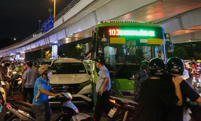 Chưa tới lễ 30/4 nhưng cửa ngõ sân bay Tân Sơn Nhất vẫn kẹt xe hơn 2 tiếng ngày cuối tuần - Ảnh 6.