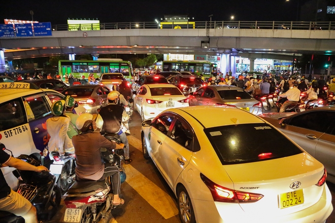 Chưa tới lễ 30/4 nhưng cửa ngõ sân bay Tân Sơn Nhất vẫn kẹt xe hơn 2 tiếng ngày cuối tuần - Ảnh 11.