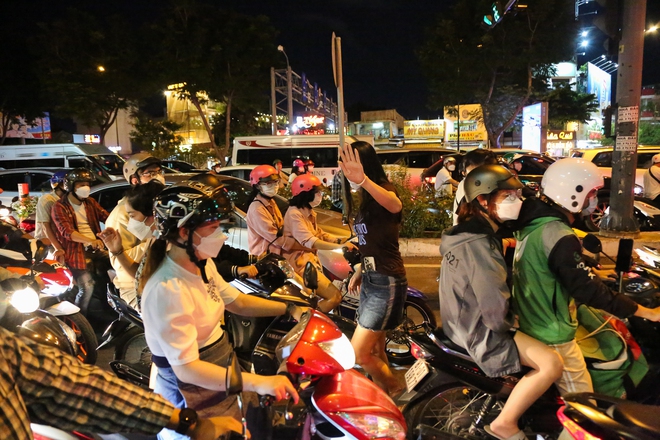Chưa tới lễ 30/4 nhưng cửa ngõ sân bay Tân Sơn Nhất vẫn kẹt xe hơn 2 tiếng ngày cuối tuần - Ảnh 12.