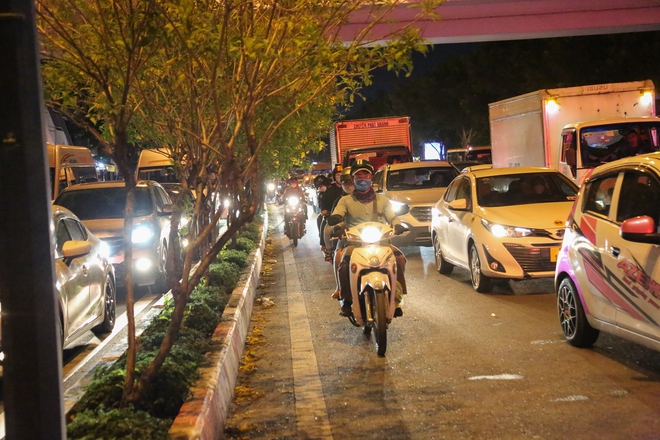 Chưa tới lễ 30/4 nhưng cửa ngõ sân bay Tân Sơn Nhất vẫn kẹt xe hơn 2 tiếng ngày cuối tuần - Ảnh 14.