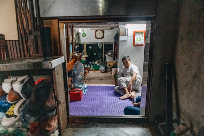 Bên trong những căn biệt thự cũ ở Hà Nội: Có đến 5, 7 hộ gia đình sinh sống chung; tưởng ở đất vàng không ngờ ẩm thấp, chật chội - Ảnh 3.