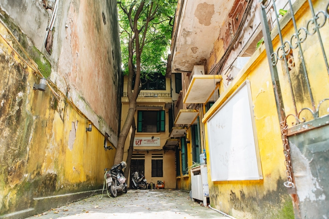 Bên trong những căn biệt thự cũ ở Hà Nội: Có đến 5, 7 hộ gia đình sinh sống chung; tưởng ở đất vàng không ngờ ẩm thấp, chật chội - Ảnh 8.