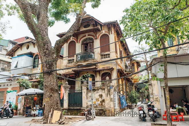 Bên trong những căn biệt thự cũ ở Hà Nội: Có đến 5, 7 hộ gia đình sinh sống chung; tưởng ở đất vàng không ngờ ẩm thấp, chật chội - Ảnh 12.