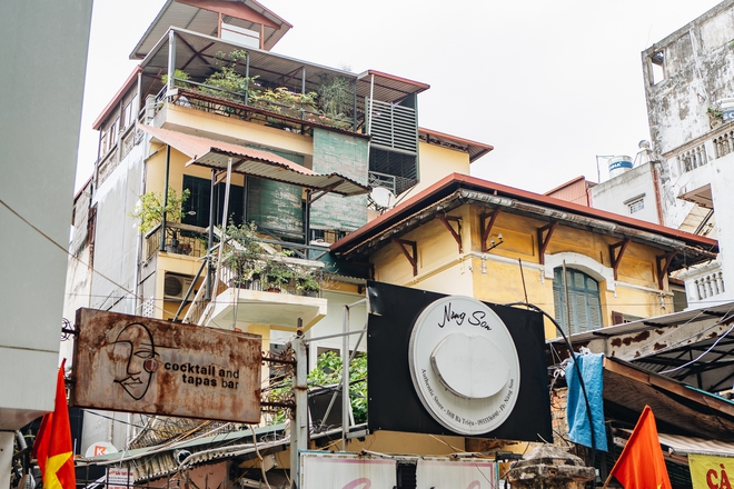 Bên trong những căn biệt thự cũ ở Hà Nội: Có đến 5, 7 hộ gia đình sinh sống chung; tưởng ở đất vàng không ngờ ẩm thấp, chật chội - Ảnh 15.