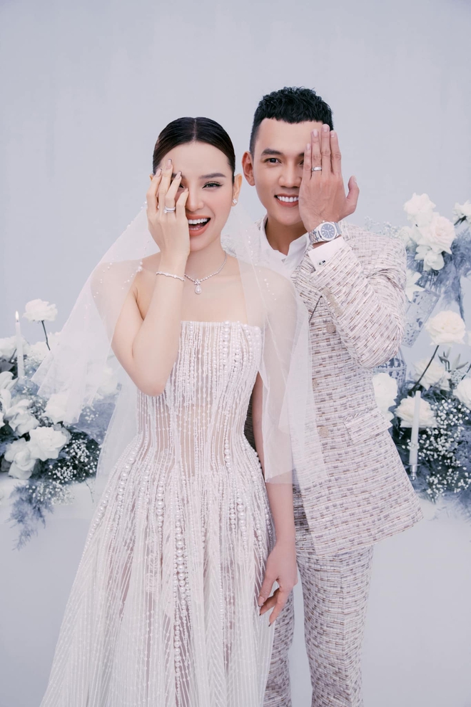 Lý Bình tung ảnh cưới xịn xò trước thềm hôn lễ, để lộ 1 món đồ đặc biệt với bà xã Phương Trinh Jolie - Ảnh 2.