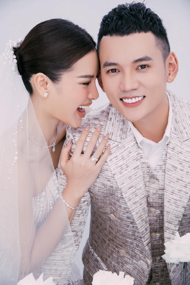 Lý Bình tung ảnh cưới xịn xò trước thềm hôn lễ, để lộ 1 món đồ đặc biệt với bà xã Phương Trinh Jolie - Ảnh 3.