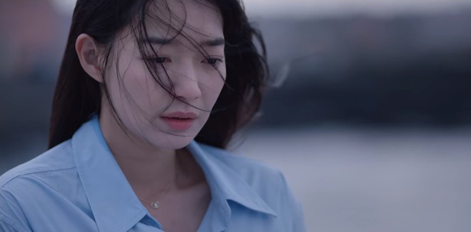 Vừa mới thấy Woo Bin tình tứ bên gái lạ, Shin Min Ah đã gieo mình xuống biển ở Our Blues tập 6? - Ảnh 7.