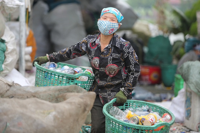 Cuộc sống bên cạnh những đống rác thải nhựa chất cao như núi ở ngoại thành Hà Nội - Ảnh 10.