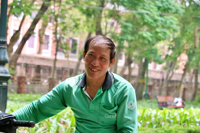 Gặp lại người cha 10 năm sống trong ống cống nuôi 2 con đỗ thủ khoa đại học ở Hà Nội: Tôi không còn ở cống nữa rồi - Ảnh 2.