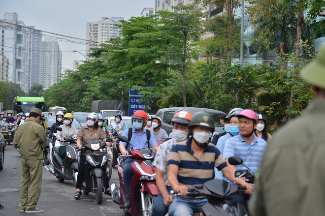 Hà Nội: Cận cảnh hiện trường đổ nát sau vụ cháy 10 nhà dân lúc rạng sáng - Ảnh 12.