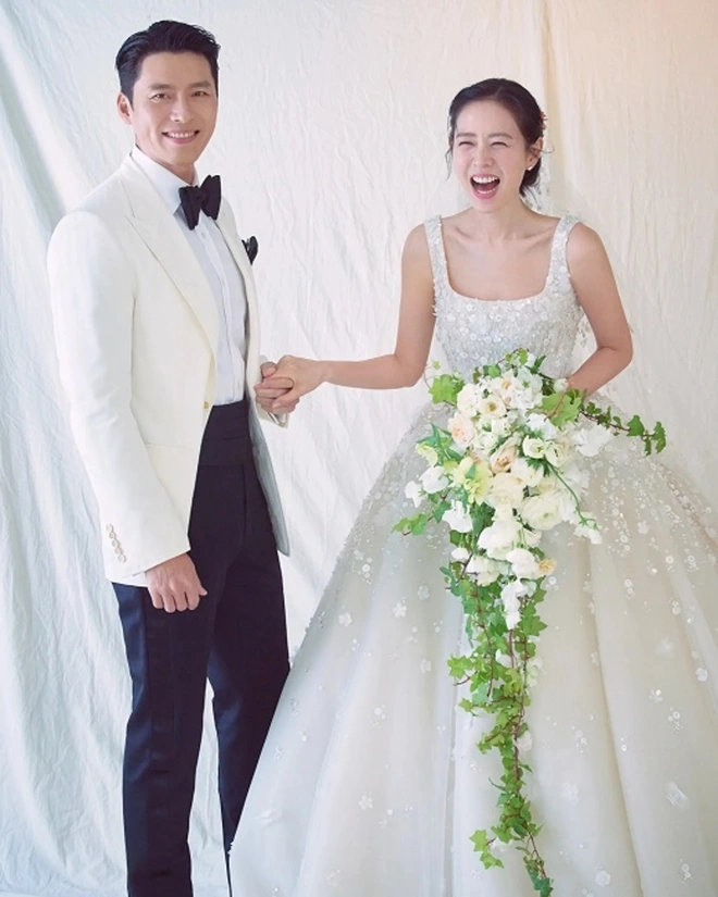 Váy cưới của Ngô Thanh Vân: 1 chiếc đụng Son Ye Jin, 1 chiếc na ná váy Tóc Tiên lại khoe được lợi thế hình thể - Ảnh 4.