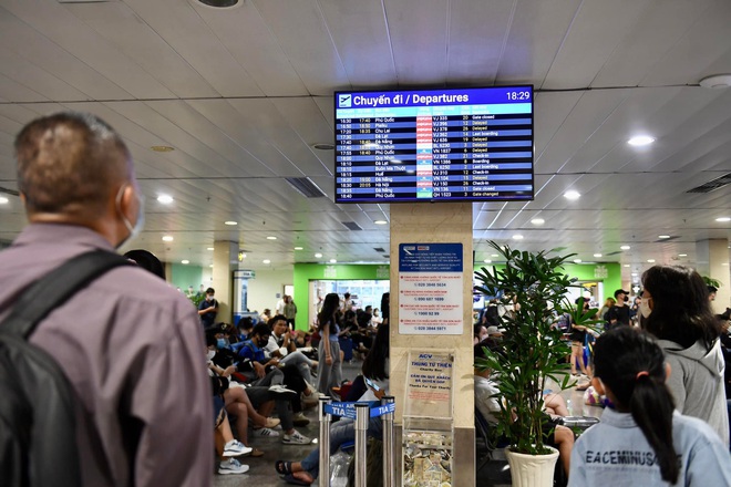 NGAY LÚC NÀY: Khách ùn ùn đi du lịch và về quê, sân bay Tân Sơn Nhất đông đúc dịp nghỉ lễ 30/4-1/5 - Ảnh 9.