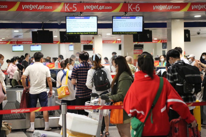 NGAY LÚC NÀY: Khách ùn ùn đi du lịch và về quê, sân bay Tân Sơn Nhất đông đúc dịp nghỉ lễ 30/4-1/5 - Ảnh 4.