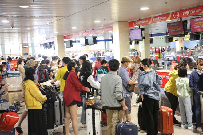 NGAY LÚC NÀY: Khách ùn ùn đi du lịch và về quê, sân bay Tân Sơn Nhất đông đúc dịp nghỉ lễ 30/4-1/5 - Ảnh 1.