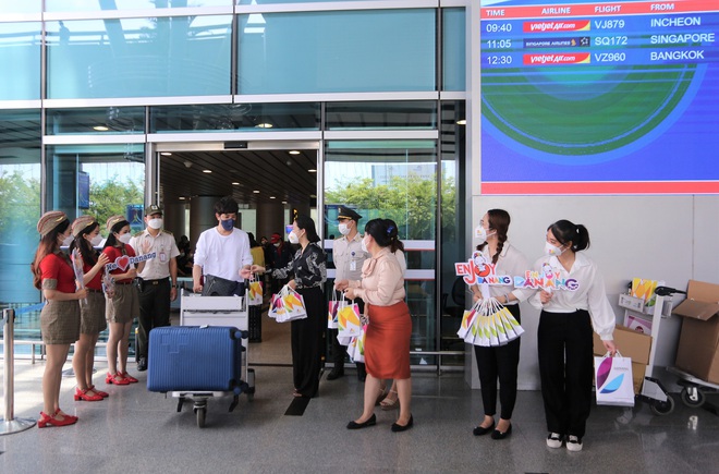 Đà Nẵng đón chuyến bay đầu tiên từ Hàn Quốc sau 2 năm đóng băng - Ảnh 2.