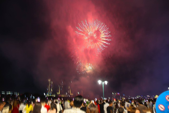 Chùm ảnh: Pháo hoa rực sáng bầu trời TP.HCM, người dân háo hức mừng lễ 30/4 - Ảnh 2.