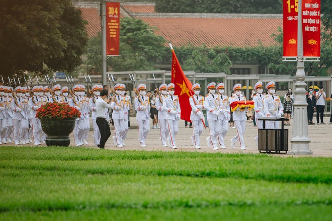 Người dân khắp nơi bồi hồi chứng kiến buổi lễ thượng cờ thiêng liêng tại Quảng trường Ba Đình sáng 30/4: Giây phút lá cờ tung bay, tôi rất xúc động - Ảnh 6.