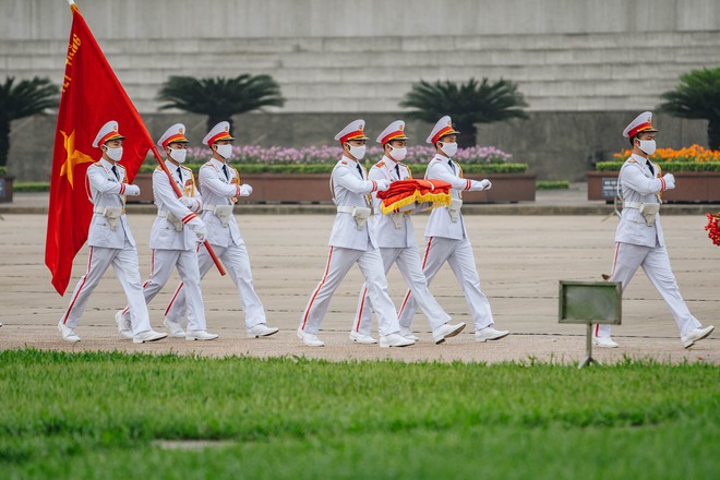 Người dân khắp nơi bồi hồi chứng kiến buổi lễ thượng cờ thiêng liêng tại Quảng trường Ba Đình sáng 30/4: Giây phút lá cờ tung bay, tôi rất xúc động - Ảnh 7.