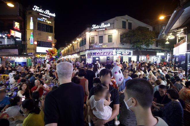 Không khí ăn chơi rộn ràng đã quay trở lại Tạ Hiện, người Hà Nội nhớ nhung lâu nay rồi: “Ôi bạn ơi, gét gô!” - Ảnh 11.