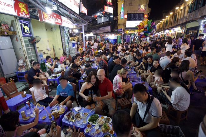 Không khí ăn chơi rộn ràng đã quay trở lại Tạ Hiện, người Hà Nội nhớ nhung lâu nay rồi: “Ôi bạn ơi, gét gô!” - Ảnh 7.