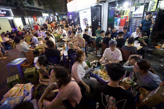 Không khí ăn chơi rộn ràng đã quay trở lại Tạ Hiện, người Hà Nội nhớ nhung lâu nay rồi: “Ôi bạn ơi, gét gô!” - Ảnh 6.