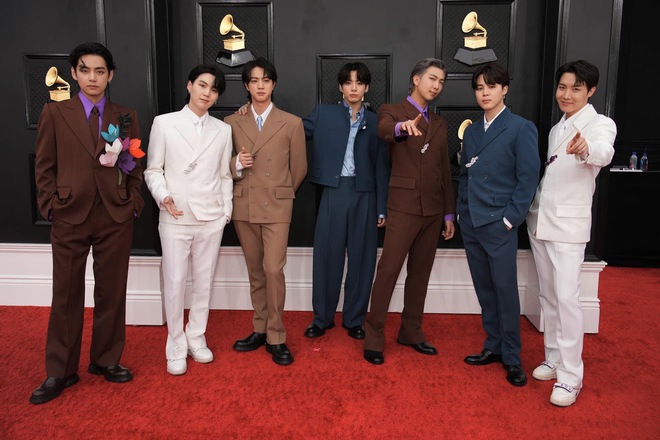 BTS biểu diễn chớp nhoáng tại Grammy 2022 khiến cộng đồng mạng dậy sóng, lọt top trending ngay và luôn! - Ảnh 1.