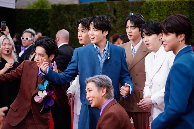 BTS biểu diễn chớp nhoáng tại Grammy 2022 khiến cộng đồng mạng dậy sóng, lọt top trending ngay và luôn! - Ảnh 6.