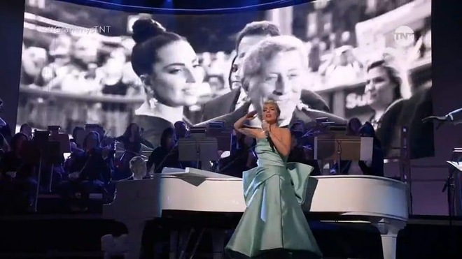 Lady Gaga tại Grammy 2022: Màn trình diễn đẳng cấp xứng tầm Nữ hoàng nhạc Pop, lại còn thêm hành động đẹp 10 điểm khỏi chê! - Ảnh 2.