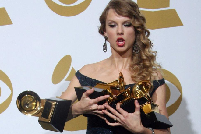 Olivia Rodrigo đã diện váy hao hao còn làm rớt kèn Grammy gãy làm đôi, không hổ danh con gái Taylor Swift! - Ảnh 3.