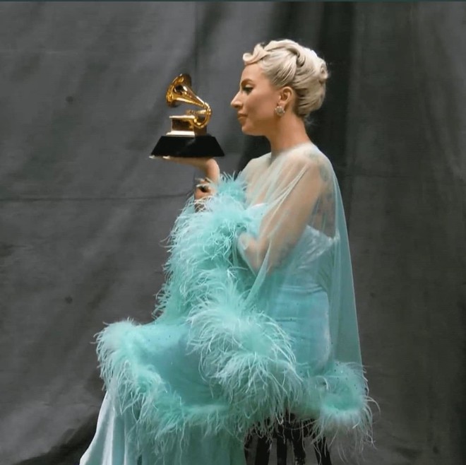 Lady Gaga tại Grammy 2022: Màn trình diễn đẳng cấp xứng tầm Nữ hoàng nhạc Pop, lại còn thêm hành động đẹp 10 điểm khỏi chê! - Ảnh 7.