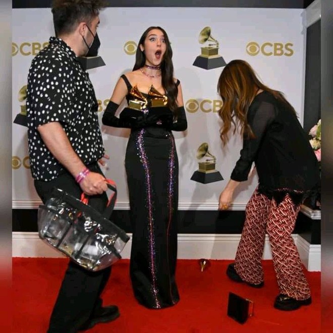Olivia Rodrigo đã diện váy hao hao còn làm rớt kèn Grammy gãy làm đôi, không hổ danh con gái Taylor Swift! - Ảnh 1.