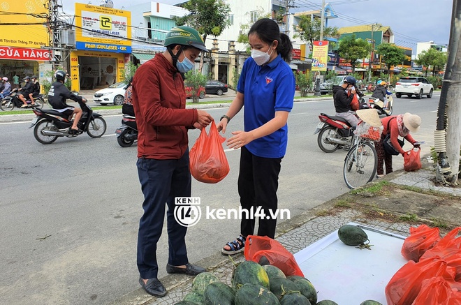 Ảnh: Người Đà Nẵng giải cứu gần trăm tấn dưa hấu bị ngập úng ở Quảng Nam trong 2 ngày - Ảnh 12.